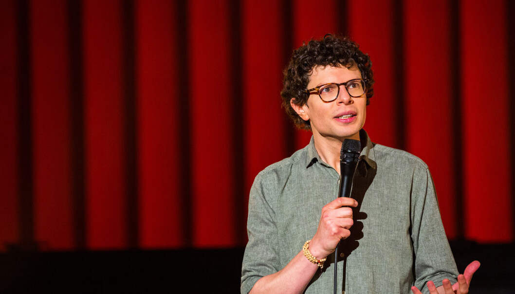 Simon Amstell. Foto: Matt Frost/Netflix. Simon Amstell. Foto: Matt Frost/Netflix.