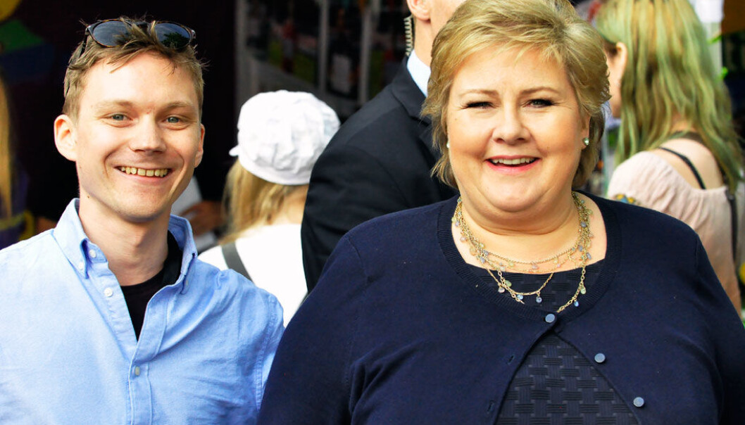 Styreleder i Oslo Pride, Lars Arnesen og statsminister Erna Solberg i Pride Park 2016. Foto: Reidar Engesbak. Styreleder i Oslo Pride, Lars Arnesen og statsminister Erna Solberg i Pride Park 2016. Foto: Reidar Engesbak.