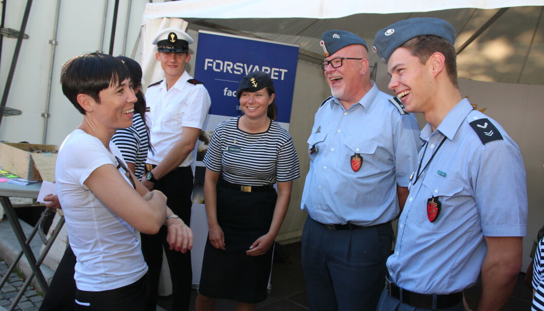 Forsvarsminister Ine Marie Søreide Eriksen besøkte Forsvarets stand på Oslo Pride fredag ettermiddag 30. juni.
Forsvarsminister Ine Marie Søreide Eriksen besøkte Forsvarets stand på Oslo Pride fredag ettermiddag 30. juni.