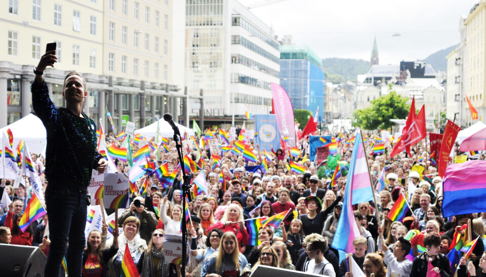 Joakim Aadland på scenen under paradeshowet Regnbuedagene i Bergen 2017. Foto: Reidar Engesbak.