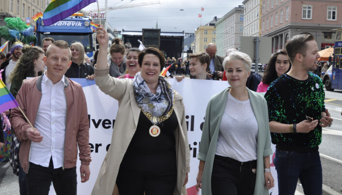 Kristian Kaarød, leder i FRI Bergen og Hordaland, Marte Mjøs Persen, ordfører i Bergen, FRI-leder Ingvild Endestad og Joakim Aadland i paraden under Regnbuedagene i Bergen 2017. Foto: Reidar Engesbak. Kristian Kaarød, leder i FRI Bergen og Hordaland, Marte Mjøs Persen, ordfører i Bergen, FRI-leder Ingvild Endestad og Joakim Aadland i paraden under Regnbuedagene i Bergen 2017. Foto: Reidar Engesbak.