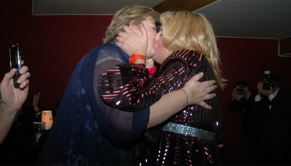Berit Bislett kysset Erna Solberg så det sang på GayGalla i 2010. Foto: Elin Nygård.