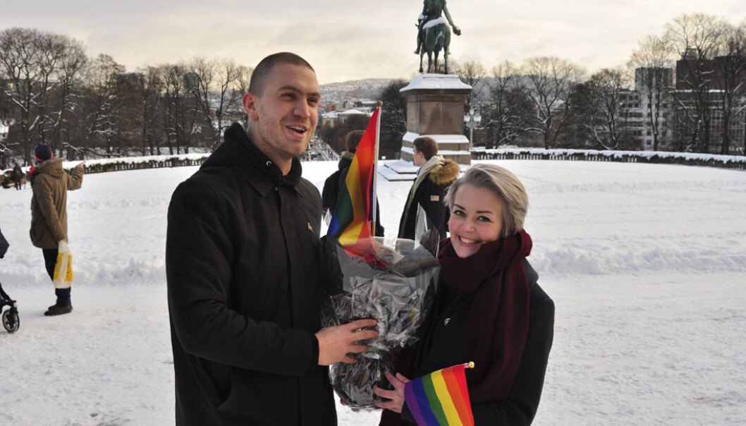 FRI-leder Ingvild Endestad og kommunikasjonsrådgiver Arne Andreas Opheim
møtte på Slottsplassen i dag for å overrekke blomster og regnbueflagg til homoministeren. FRI-leder Ingvild Endestad og kommunikasjonsrådgiver Arne Andreas Opheim
møtte på Slottsplassen i dag for å overrekke blomster og regnbueflagg til homoministeren.