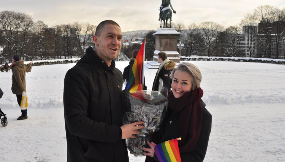 FRI-leder Ingvild Endestad og kommunikasjonsrådgiver Arne Andreas Opheim
møtte på Slottsplassen i dag for å overrekke blomster og regnbueflagg til homoministeren.