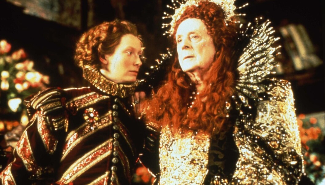 "Orlando" utforsker kjønn og kjønnsroller på en estetisk nydelig måte. Her er Tilda Swinton og Quentin Crisp som Orlando og Elisabeth I. Foto: Sony Pictures Classics "Orlando" utforsker kjønn og kjønnsroller på en estetisk nydelig måte. Her er Tilda Swinton og Quentin Crisp som Orlando og Elisabeth I. Foto: Sony Pictures Classics