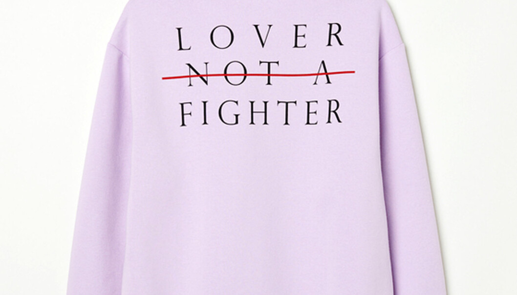 Lover Not A Fighter hettegenser fra H&M. Foto: H&M. Lover Not A Fighter hettegenser fra H&M. Foto: H&M.