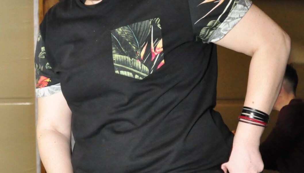 Nadja Weckström i LAW - Lesbians After Work, er i gang med sin personlige strap-on harness. Hun er fornøyd med oppmøtet på workshopen. Foto: Reidar Engesbak Nadja Weckström i LAW - Lesbians After Work, er i gang med sin personlige strap-on harness. Hun er fornøyd med oppmøtet på workshopen. Foto: Reidar Engesbak