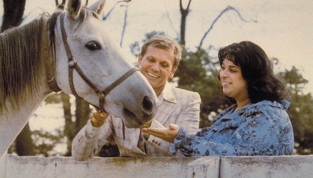 Tab Hunter spilte mot Divine i to komedier, her fra en scene i John Waters' Polyester. Tab Hunter spilte mot Divine i to komedier, her fra en scene i John Waters' Polyester.