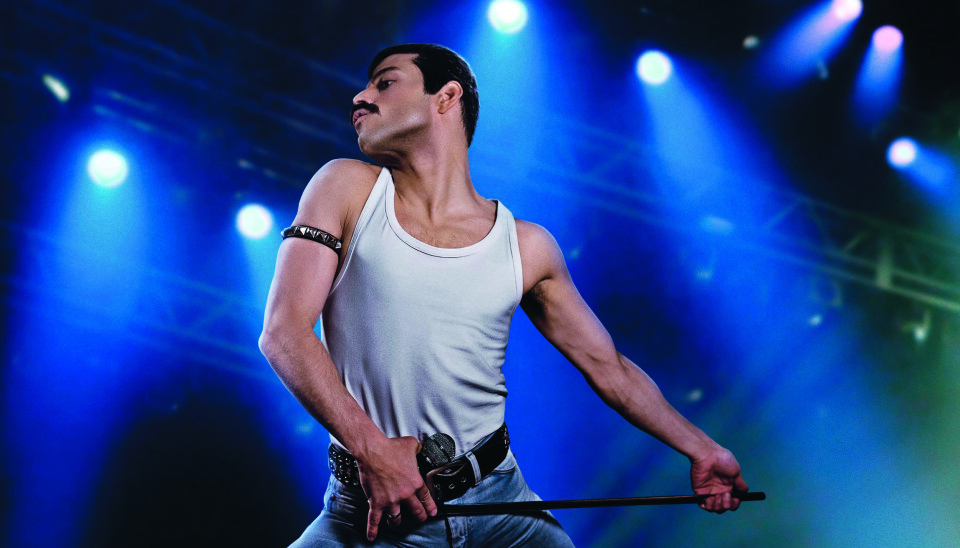Alex Bailey som Freddie Mercury. Foto: Twentieth Century Fox.