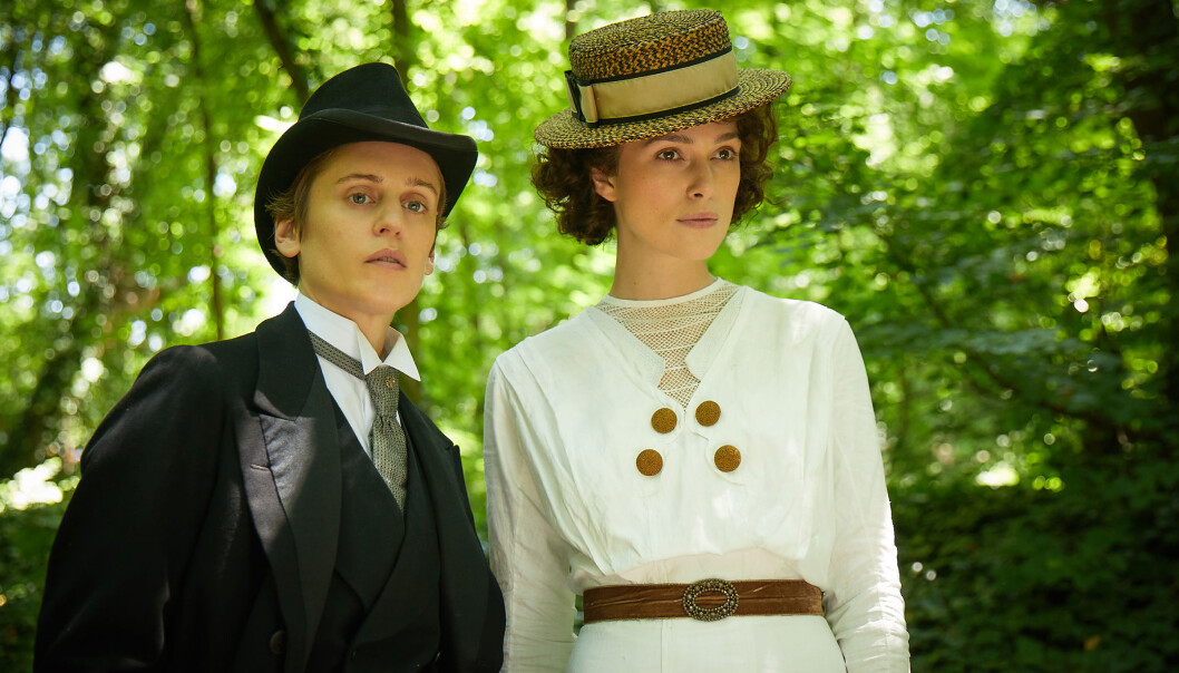 Denise Gough i rollen som Missy og Keira Knightley som Colette i filmen «Colette» av regissør Wash Westmoreland. Foto: Robert Viglasky/Bleecker Street. Denise Gough i rollen som Missy og Keira Knightley som Colette i filmen «Colette» av regissør Wash Westmoreland. Foto: Robert Viglasky/Bleecker Street.