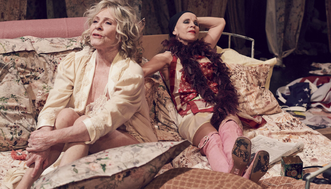 (f.v) Kari Simonsen som Big Edie og Liv Bernhoft Osa som Little Edie. Foto: Øyvind Eide / Nationaltheatret. (f.v) Kari Simonsen som Big Edie og Liv Bernhoft Osa som Little Edie. Foto: Øyvind Eide / Nationaltheatret.