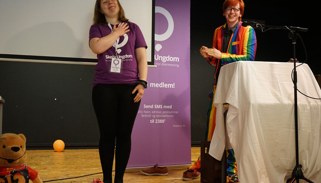 Avtroppende leder Marthe Øvrum og påtroppende leder Odd Thomassen . Foto: Skeiv Ungdom. Avtroppende leder Marthe Øvrum og påtroppende leder Odd Thomassen . Foto: Skeiv Ungdom.