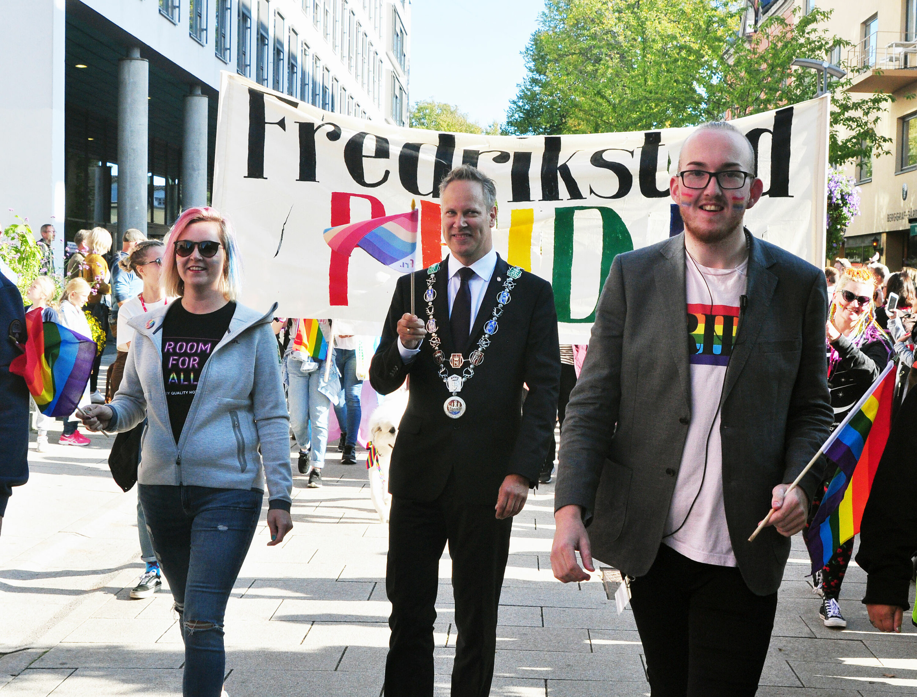 Fredrikstads ordfører Jon-Ivar Nygård og Kristoffer Lorang Mathisen under Fredrikstad Pride 2018.