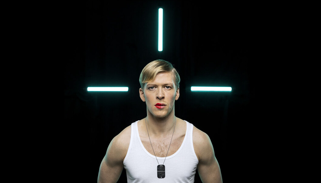 Petter Winther spiller rollen som Chelsea Manning på Vega Scene. Foto: Johnny Vaet Norskog. Petter Winther spiller rollen som Chelsea Manning på Vega Scene. Foto: Johnny Vaet Norskog.