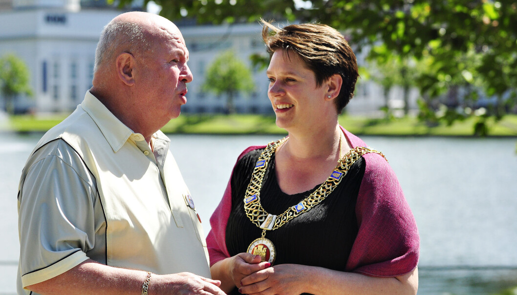 Kenneth Brophy og Marte Mjøs Persen, ordfører i Bergen. Foto: Reidar Engesbak. Kenneth Brophy og Marte Mjøs Persen, ordfører i Bergen. Foto: Reidar Engesbak.