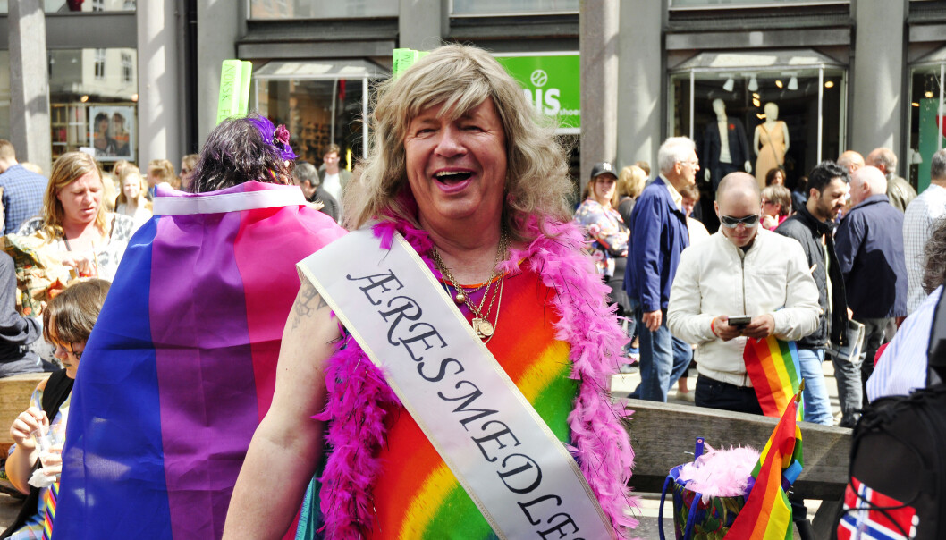 – Å kle meg ut somdame ved festlige anledninger har blitt en gimmick i mitt liv, sier Kenneth Brophy. Her. i paraden under Regnbuedagene i Bergen i 2016. – Å kle meg ut somdame ved festlige anledninger har blitt en gimmick i mitt liv, sier Kenneth Brophy. Her. i paraden under Regnbuedagene i Bergen i 2016.