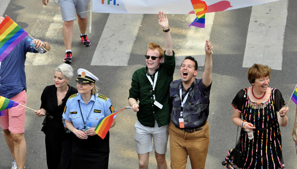 Yonas Bennour og Fredrik Dreyer flankert av blant andre FRI-leder Ingvild Endestad og ordfører Marianne Borgen i Oslo Pride-paraden i 2017. Foto: Reidar Engesbak.