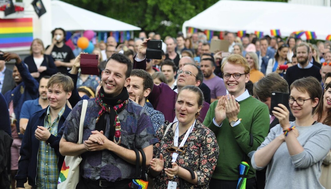 Yonas Bennour og Fredrik Dreyer på den årlige hagefesten hos Canadas ambassadør til Norge i anledning Oslo Pride. Foto: Reidar Engesbak. Yonas Bennour og Fredrik Dreyer på den årlige hagefesten hos Canadas ambassadør til Norge i anledning Oslo Pride. Foto: Reidar Engesbak.