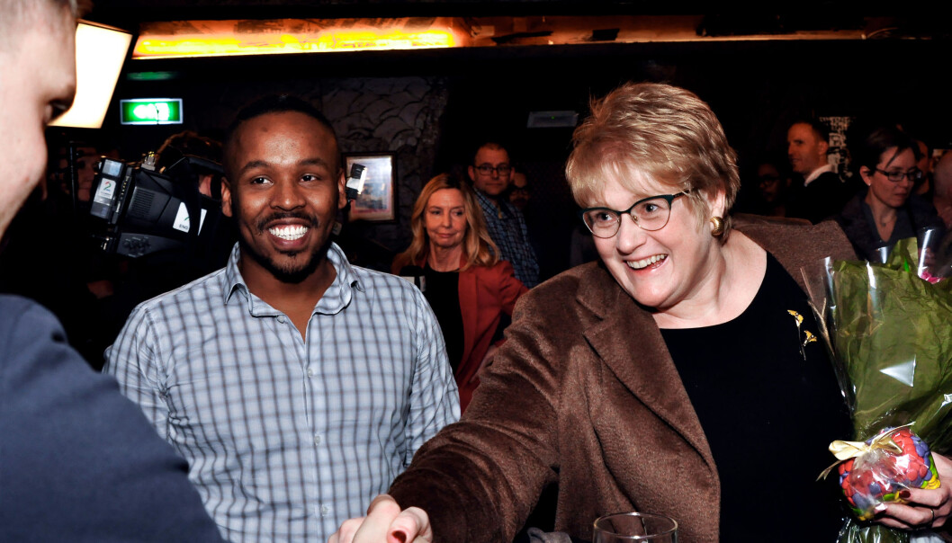 Da Trine Skei Grande ble likestillingsminister 22. januar i år møtte hun pressen og representanter fra den skeive bevegelsen på London Pub. Her sammen med Max Mo i Skeiv Verden. Foto: Reidar Engesbak. Da Trine Skei Grande ble likestillingsminister 22. januar i år møtte hun pressen og representanter fra den skeive bevegelsen på London Pub. Her sammen med Max Mo i Skeiv Verden. Foto: Reidar Engesbak.