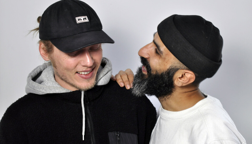 Erik Ramsrud og Thee-Yezen Al-Obaide møttes for fire år siden. – Erik hjelper meg med å forstå mye av norsk kultur og tradisjoner som fortsatt er fremmed for meg. Foto: Reidar Engesbak. Erik Ramsrud og Thee-Yezen Al-Obaide møttes for fire år siden. – Erik hjelper meg med å forstå mye av norsk kultur og tradisjoner som fortsatt er fremmed for meg. Foto: Reidar Engesbak.