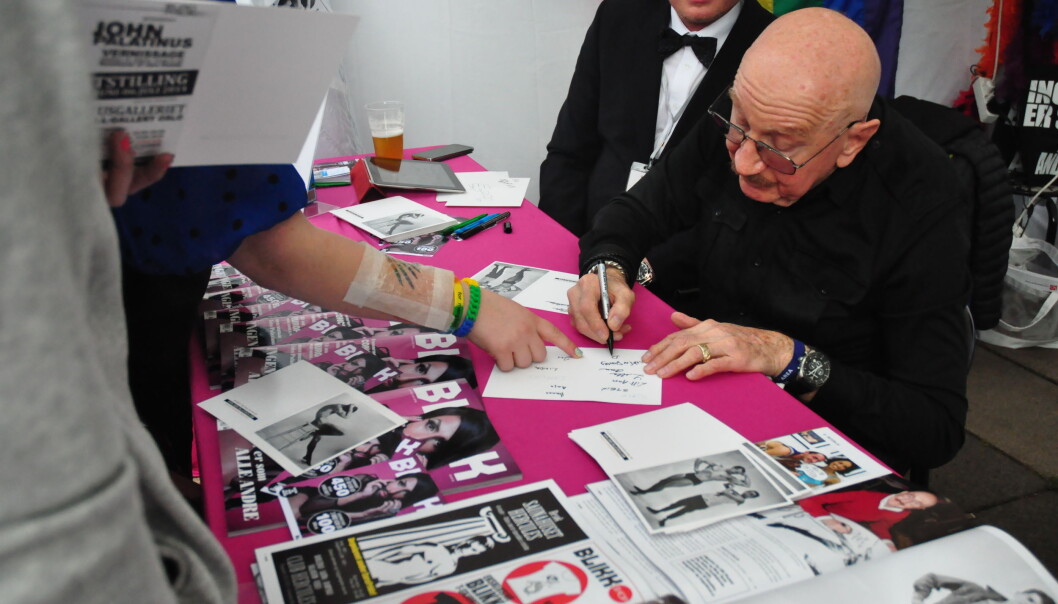 John Palatinus signerer bilder på Blikks stand i Pride Park under EuroPride i Oslo 2014. Foto: Reidar Engesbak. John Palatinus signerer bilder på Blikks stand i Pride Park under EuroPride i Oslo 2014. Foto: Reidar Engesbak.