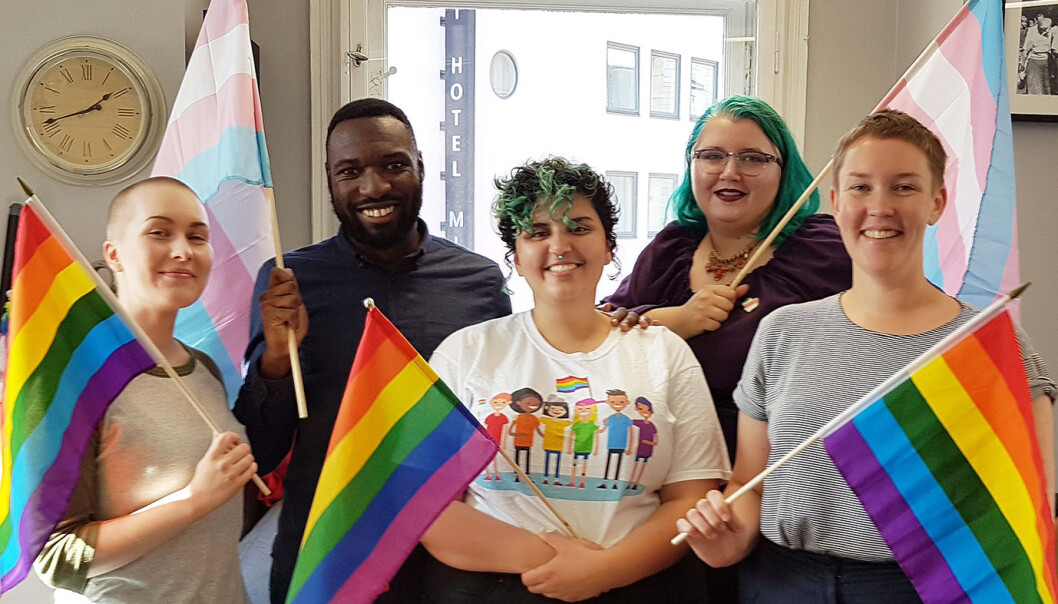 Susanne Distad Danielsen, Stephen Adom og Alex Olsrud fra Skeivt studentforum, sammen med Jane-Victorius Gipling Bonsaksen fra Skeiv Ungdom OA og Brita Brekke i FRI OA, gleder seg til å arrangere Skeiv fadderdag i Oslo lørdag 24. august. Foto: Petter Ruud-Johansen/FRI OA. Susanne Distad Danielsen, Stephen Adom og Alex Olsrud fra Skeivt studentforum, sammen med Jane-Victorius Gipling Bonsaksen fra Skeiv Ungdom OA og Brita Brekke i FRI OA, gleder seg til å arrangere Skeiv fadderdag i Oslo lørdag 24. august. Foto: Petter Ruud-Johansen/FRI OA.
