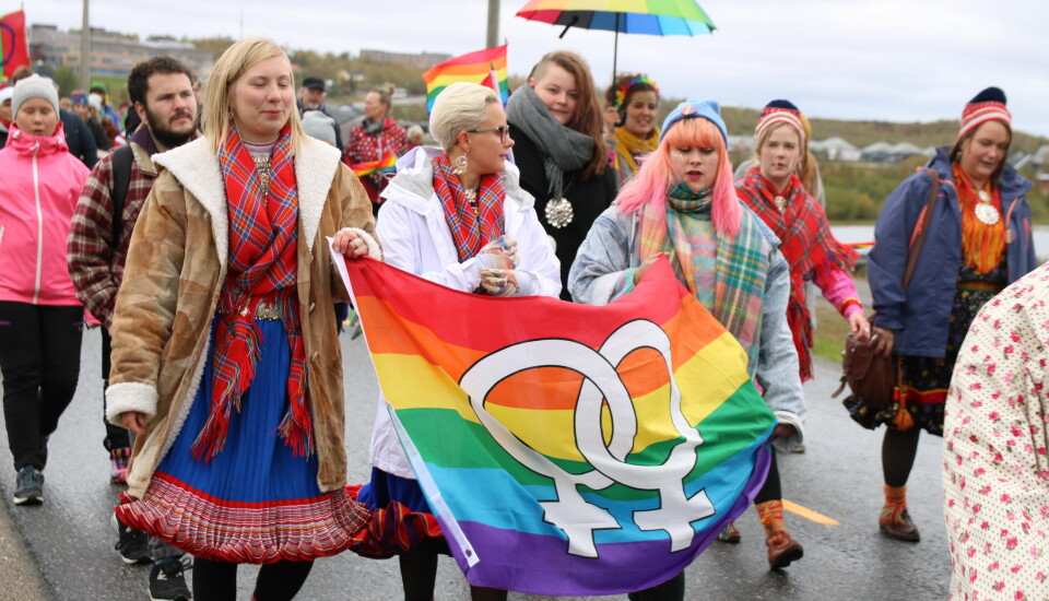 Sápmi Pride heter i år Saepmie Pride og for første gang foregår arrangementet på norsk sørsamisk side – i Trondheim. Bildet er fra paraden i Kautokeino i august 2016. Foto: Daniel Lynau.