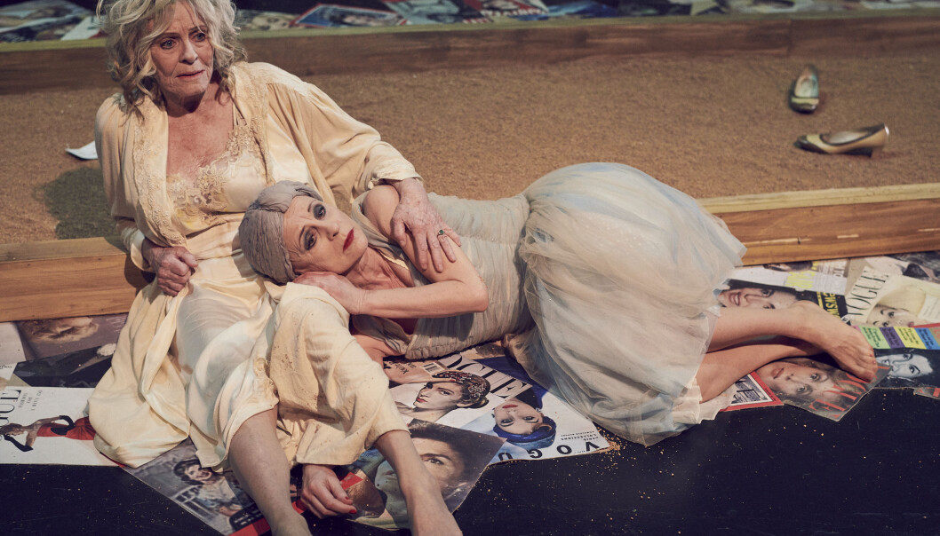 Kari Simonsen som Big Edie og Liv Bernhoft Osa som Little Edie. Foto: Øyvind Eide / Nationaltheatret. Kari Simonsen som Big Edie og Liv Bernhoft Osa som Little Edie. Foto: Øyvind Eide / Nationaltheatret.