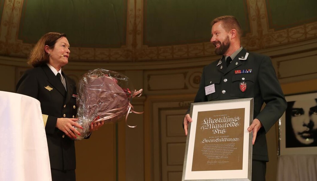 Viseadmiral Elisabeth Natvig delte ut Forsvarets likestilling- og mangfoldspris 2019 til Major Svein Erik Vangen. Foto: Torbjørn Kjosvold/Forsvaret. Viseadmiral Elisabeth Natvig delte ut Forsvarets likestilling- og mangfoldspris 2019 til Major Svein Erik Vangen. Foto: Torbjørn Kjosvold/Forsvaret.