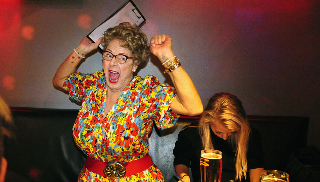 Bjørg Muttern Münster var ivrig jurymedlem under Jakten på en karaokestjerne på London Pub. Foto: Reidar Engesbak. Bjørg Muttern Münster var ivrig jurymedlem under Jakten på en karaokestjerne på London Pub. Foto: Reidar Engesbak.