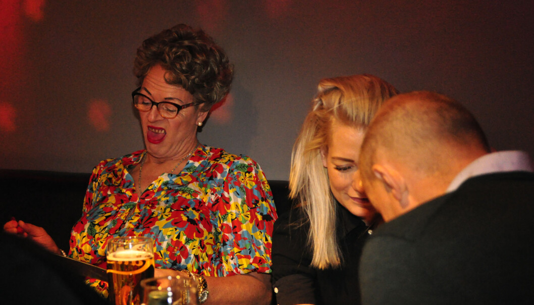 Muttern lukker øynene og lar gåsehuden ta over når juryen er samlet bak scenen. Foto: Reidar Engesbak. Muttern lukker øynene og lar gåsehuden ta over når juryen er samlet bak scenen. Foto: Reidar Engesbak.