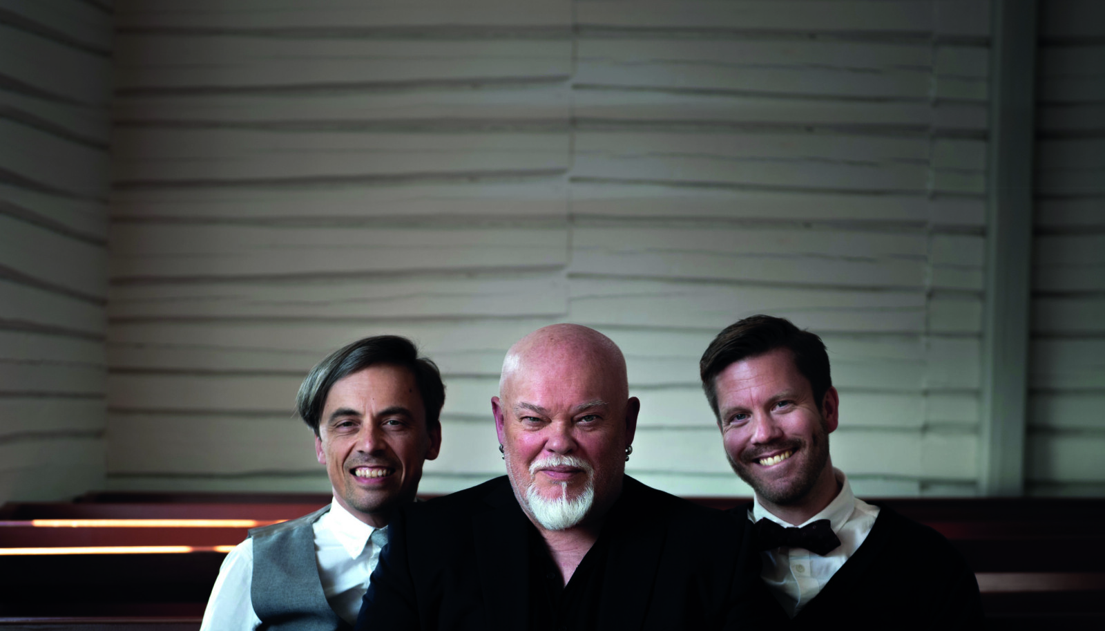 Sven Henriksen rekker kun å gjøre én Tom Waits-konsert denne høsten. Og da skal han synge sangene hans på amerikansk og i et kirkerom.F.v. Tarjei Nysted, Sven Henriksen og Thor Erik Fjellvang. Sven Henriksen rekker kun å gjøre én Tom Waits-konsert denne høsten. Og da skal han synge sangene hans på amerikansk og i et kirkerom.F.v. Tarjei Nysted, Sven Henriksen og Thor Erik Fjellvang.