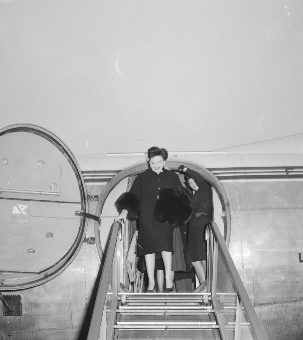 Judy Garlands annkommer Amsterdam i 1960. Den nye filmen «Judy» lover å ta publikum med bak regnbuen i livet til verdensstjernen. Judy Garlands annkommer Amsterdam i 1960. Den nye filmen «Judy» lover å ta publikum med bak regnbuen i livet til verdensstjernen.