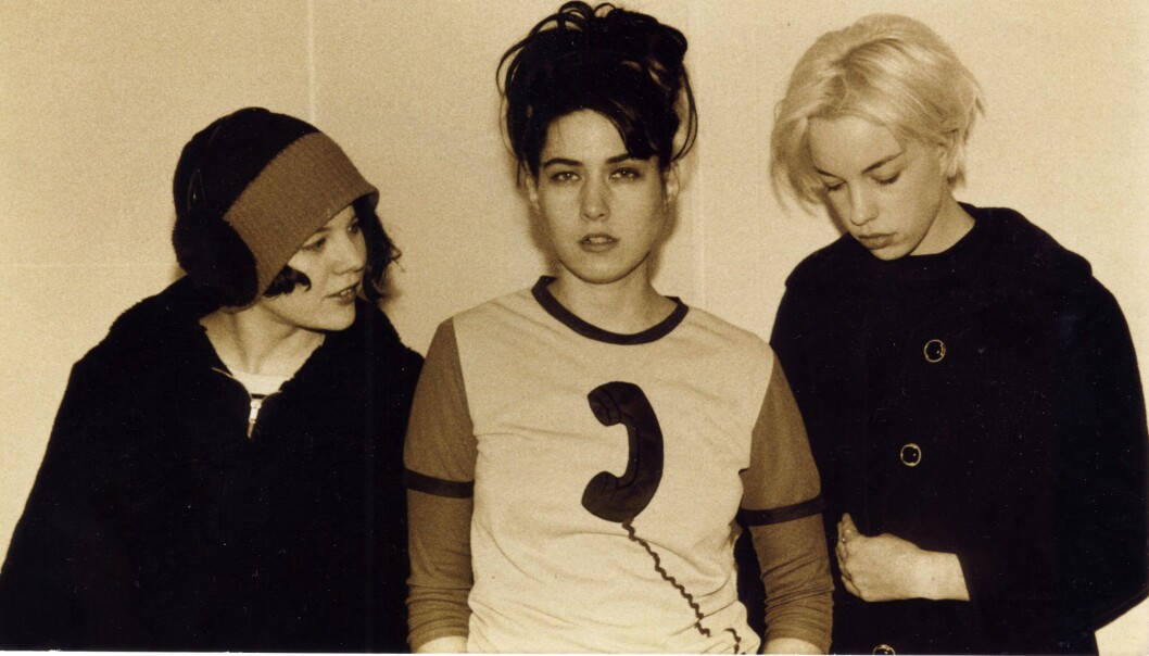 f.v. Tobi Vail, Kathleen Hanna og Kathi Wilcox i Bikini Kill. Foto: Bikini Kill Records. f.v. Tobi Vail, Kathleen Hanna og Kathi Wilcox i Bikini Kill. Foto: Bikini Kill Records.