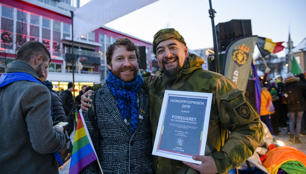 Leder i Fri Troms, Alf-Inge Elvegård Selstad, delte ut prisen til Forsvaret ved Velferden på Skjold leir, her representert av Han-Tore Engstad. Foto: Tromsø Arctic Pride/Lars Åke Andersen. Leder i Fri Troms, Alf-Inge Elvegård Selstad, delte ut prisen til Forsvaret ved Velferden på Skjold leir, her representert av Han-Tore Engstad. Foto: Tromsø Arctic Pride/Lars Åke Andersen.