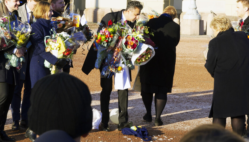 Abid Raja (V) ble overøst med blomster på Slottsbakken i dag da han ble presentert som ny kultur- og likestillingsminister. Abid Raja (V) ble overøst med blomster på Slottsbakken i dag da han ble presentert som ny kultur- og likestillingsminister.