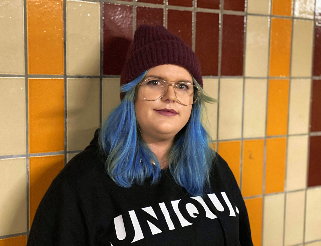 På Twitter presenterer Christine Marie Jentoft seg som «lesbe med utprega transtalent» og tilbyr foredrag, stand up og sine ferdigheter som frisør: @CJentoft på Twitter På Twitter presenterer Christine Marie Jentoft seg som «lesbe med utprega transtalent» og tilbyr foredrag, stand up og sine ferdigheter som frisør: @CJentoft på Twitter
