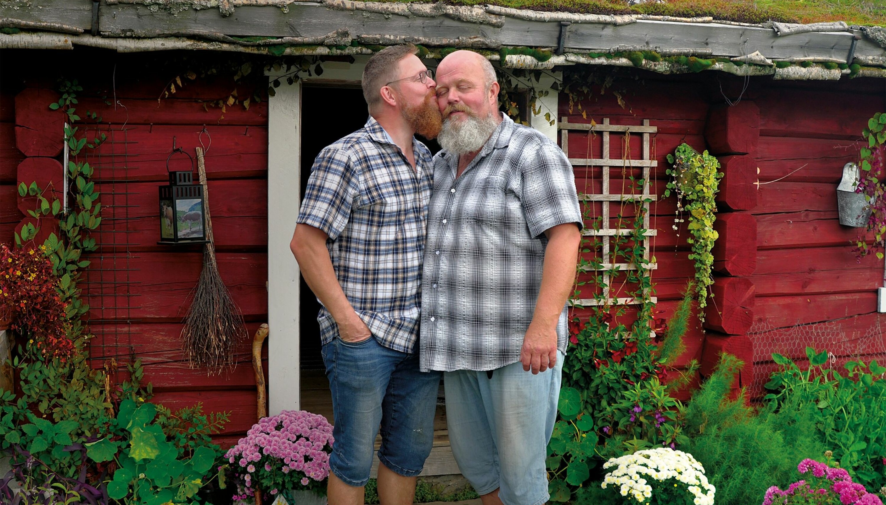 Roy Leirvik (t v) og Erik Fleischer har visst om hverandre siden de traff hverandre i Oslo i 2000. For fire år siden ble dyrlegen og bonden kjærester.