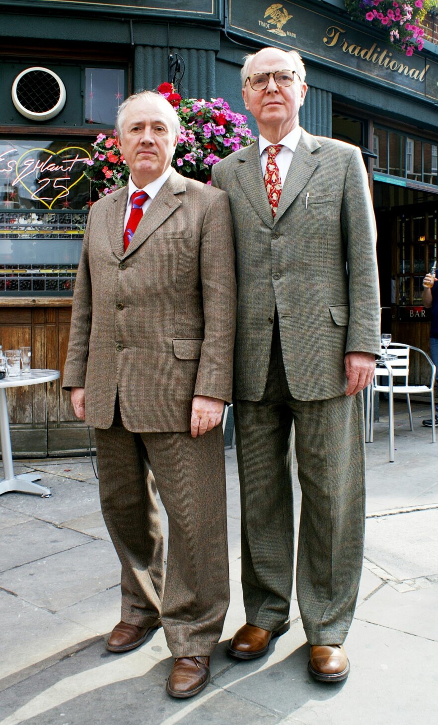 Gilbert & George har bodd og arbeidet sammen i 12 Fournier Street i Spitalfields
øst i London i over 50 år.