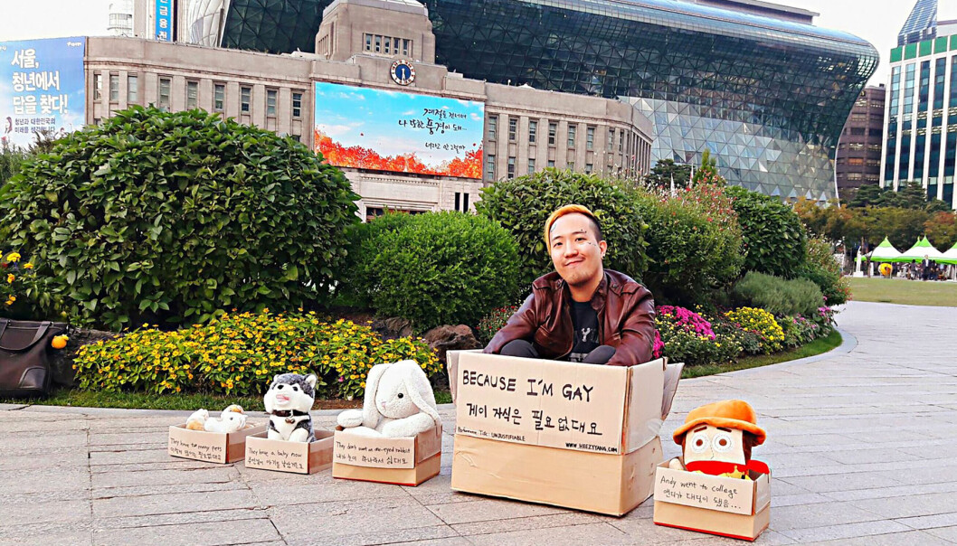 – Hjemløse i Sør-Korea synes ikke i gatebildet. Det gjør ikke homoseksualitet heller. Det som er fremmed for
folk flest, er ikke et stort problem i Sør-Korea, sier Heezy Yang som kombinerte begge tabutema i protesten sin. – Hjemløse i Sør-Korea synes ikke i gatebildet. Det gjør ikke homoseksualitet heller. Det som er fremmed for
folk flest, er ikke et stort problem i Sør-Korea, sier Heezy Yang som kombinerte begge tabutema i protesten sin.
