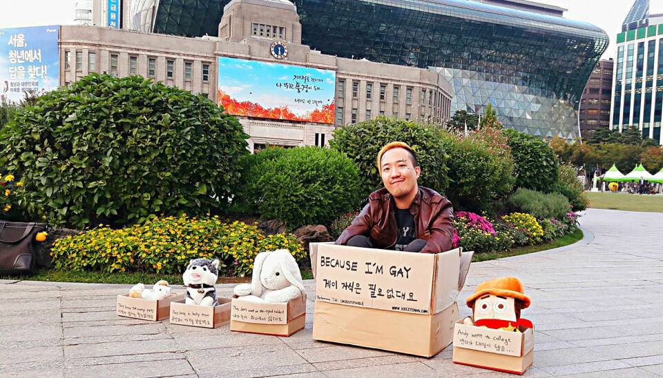 – Hjemløse i Sør-Korea synes ikke i gatebildet. Det gjør ikke homoseksualitet heller. Det som er fremmed for
folk flest, er ikke et stort problem i Sør-Korea, sier Heezy Yang som kombinerte begge tabutema i protesten sin.