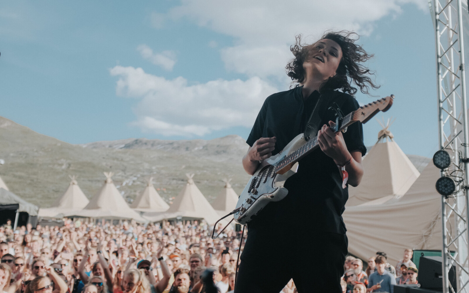 Hun regnes som en av Norges mest fremadstormende musikere, og hylles for sitt dyktige gitarspill og vakre poplåter. Hun regnes som en av Norges mest fremadstormende musikere, og hylles for sitt dyktige gitarspill og vakre poplåter.