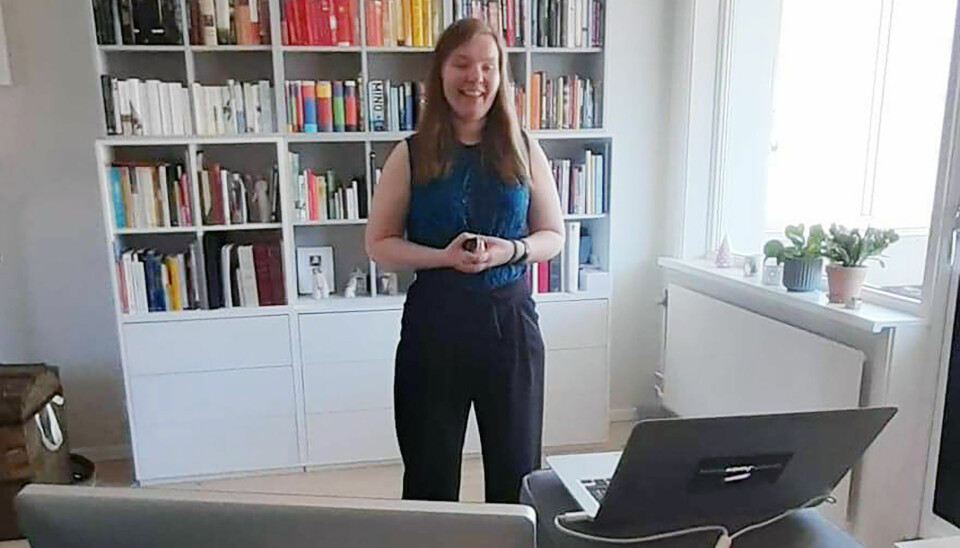 Rådgiver i Rosa kompetanse skole, Marthe Øvrum, forbereder digital undervisning.