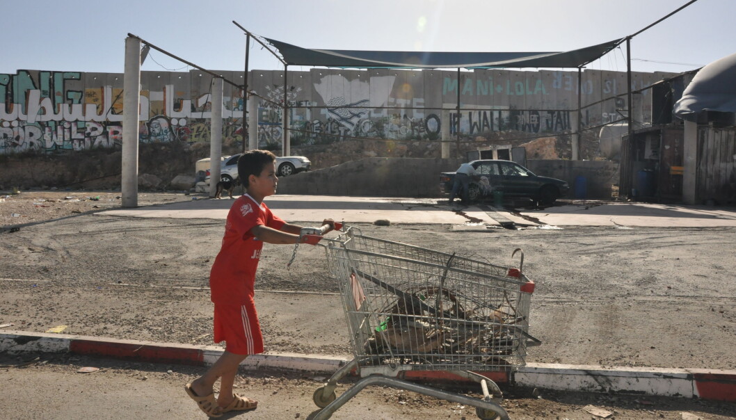 Israels grensegjerde på Vestbredden blir omtalt som Apartheid–muren av Palestina. Muren er ca. 670 kilometer lang og er fordømt av store deler av det internasjonale samfunnet. Israels grensegjerde på Vestbredden blir omtalt som Apartheid–muren av Palestina. Muren er ca. 670 kilometer lang og er fordømt av store deler av det internasjonale samfunnet.