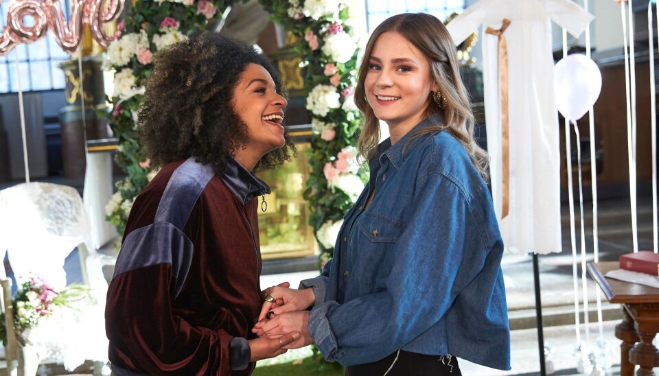 Angelika Pricks og Molly Nutleys rollefigurer gifter seg i tv-serien «Bröllop, begravning och dop».