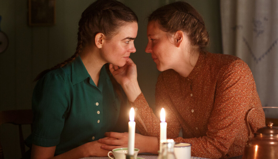 Maggan (Josefin Neldén) har også et forhold til Lilly (Karin Franz Körlof). Maggan (Josefin Neldén) har også et forhold til Lilly (Karin Franz Körlof).