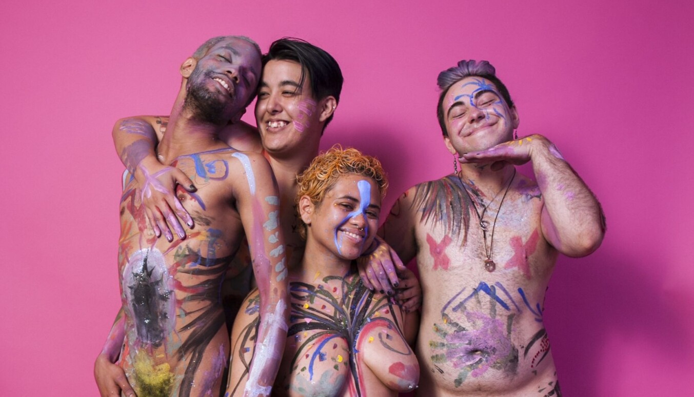 Transpersoners syn på egen kropp kan være trøblete. Fotografen Landyn Pan har selv kjent på ubehaget og bestemte seg for å arrangere «naked paint parties». Transpersoners syn på egen kropp kan være trøblete. Fotografen Landyn Pan har selv kjent på ubehaget og bestemte seg for å arrangere «naked paint parties».