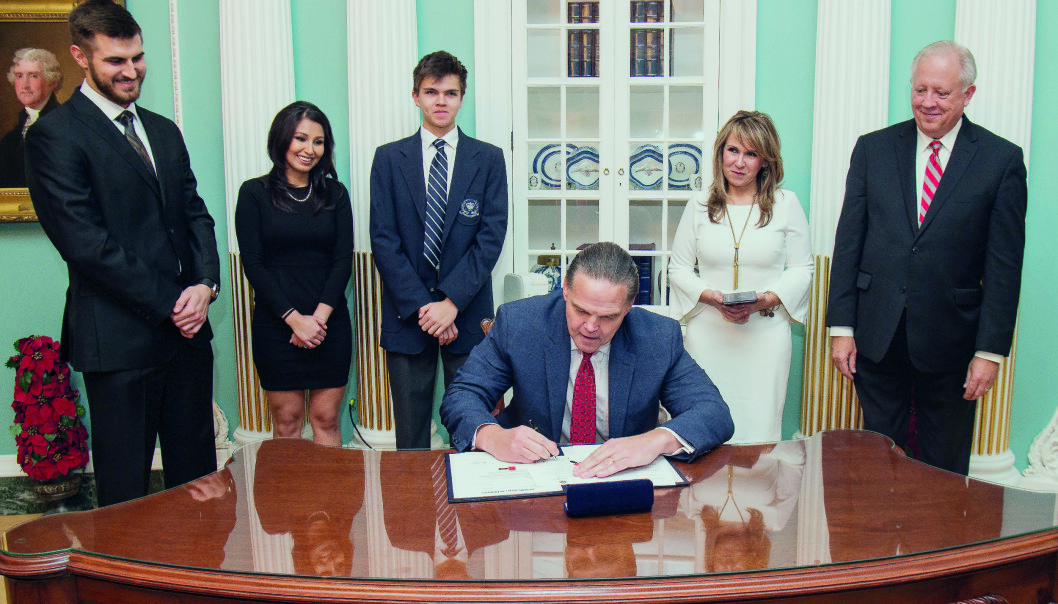 Amerikas
ambassadør til
Zambia, Daniel Foote signerer avtale i
forbindelse med sin innsettelse. Amerikas
ambassadør til
Zambia, Daniel Foote signerer avtale i
forbindelse med sin innsettelse.