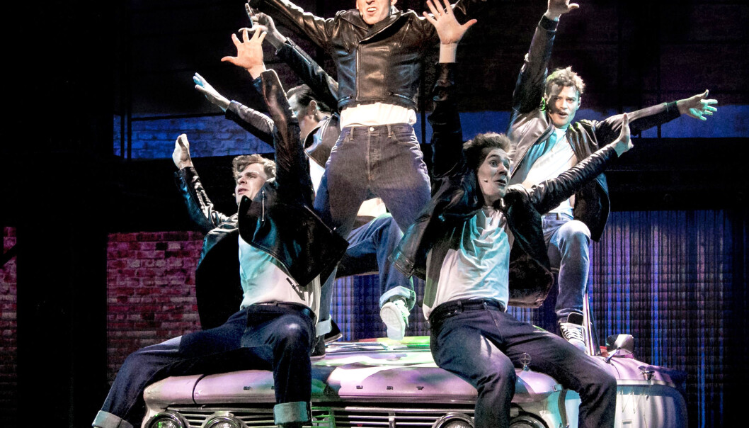 «Grease» i Trondheim Spektrum blir Norges største oppsetning av suksessmusikalen noensinne med plass til 7.600 publikummere. «Grease» i Trondheim Spektrum blir Norges største oppsetning av suksessmusikalen noensinne med plass til 7.600 publikummere.