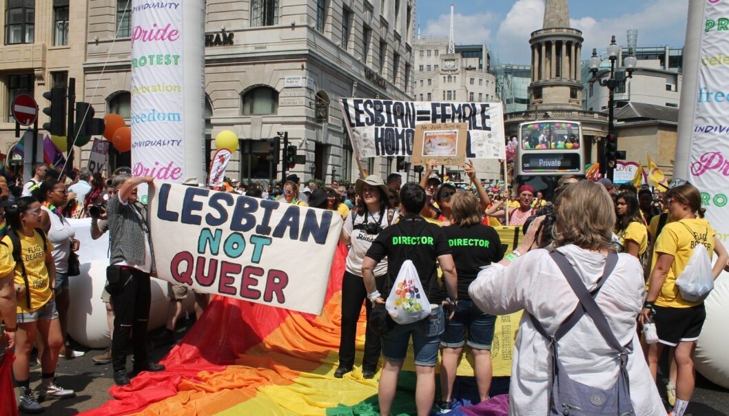 Under London Pride-paraden i 2018 demonstrerte lesbiske mot at Stonewall likestiller transrettigheter med homofile og
lesbiskes rettigheter. Under London Pride-paraden i 2018 demonstrerte lesbiske mot at Stonewall likestiller transrettigheter med homofile og
lesbiskes rettigheter.